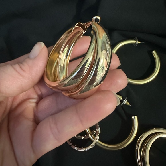 Fashion earrings, large hoops. - Picture 5 of 9